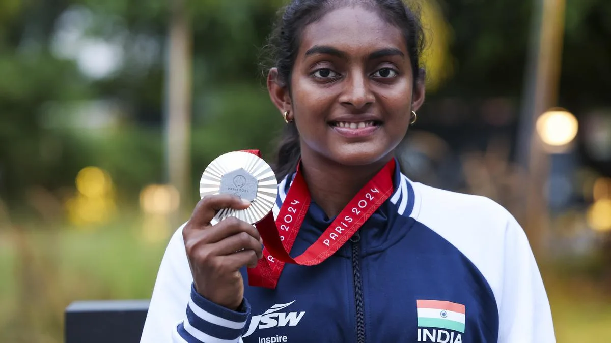 Manasi-Thulasimathi make semis, assure India of para badminton medal