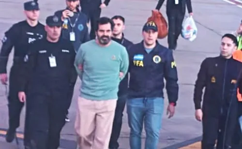 Fernando Farías Laguna es trasladado a México en avión de la Marina desde Argentina; FGR agradece cooperación de EU en operación