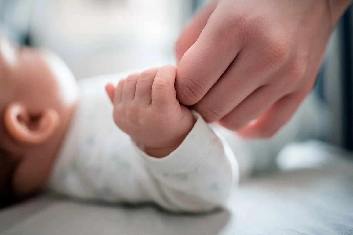 Pidieron llevar a juicio a una obstetra de 87 años acusada de alterar las inscripciones de nacimiento de dos mujeres