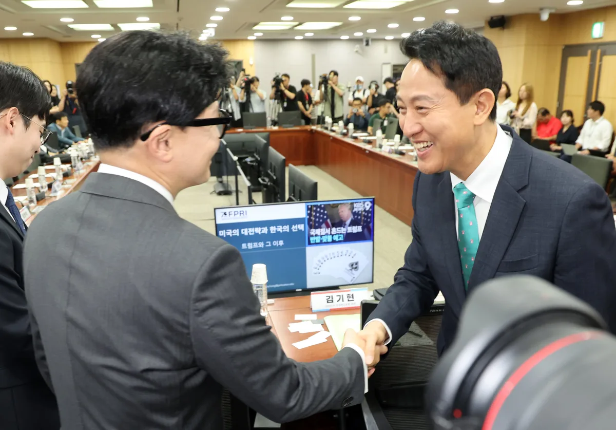 국회서 만난 오세훈·한동훈 “이재명 외교는 방구석 여포” 질타