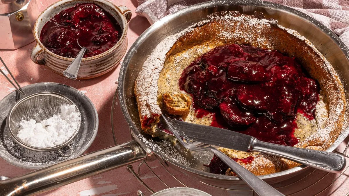 Mohn-Pfannkuchen mit Zwetschgenröster: Sieben Zwetschgen und ein Pfannkuchen