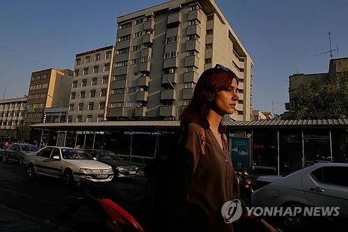 "히잡 다시 씌우려는 이란 강경파…여성들은 반발"
