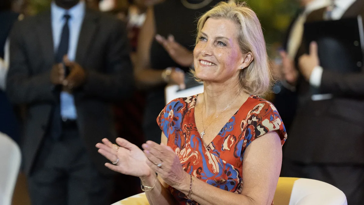 Sophie de Edimburgo afronta su gira en Zambia entre cebras, equipaje perdido y confirmando su habitual cercanía