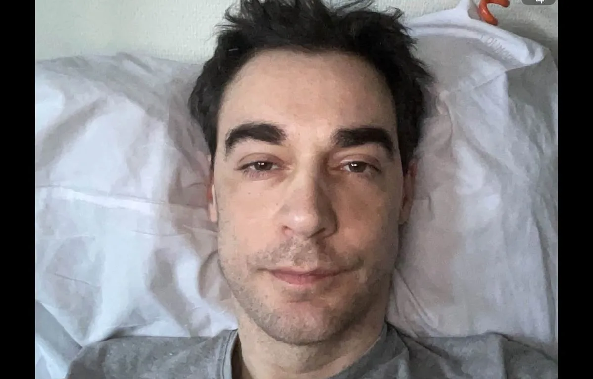 Mort d’Arnaud Denis : Qu’est-ce que l’encéphalite myalgique, dont souffrait le comédien ?