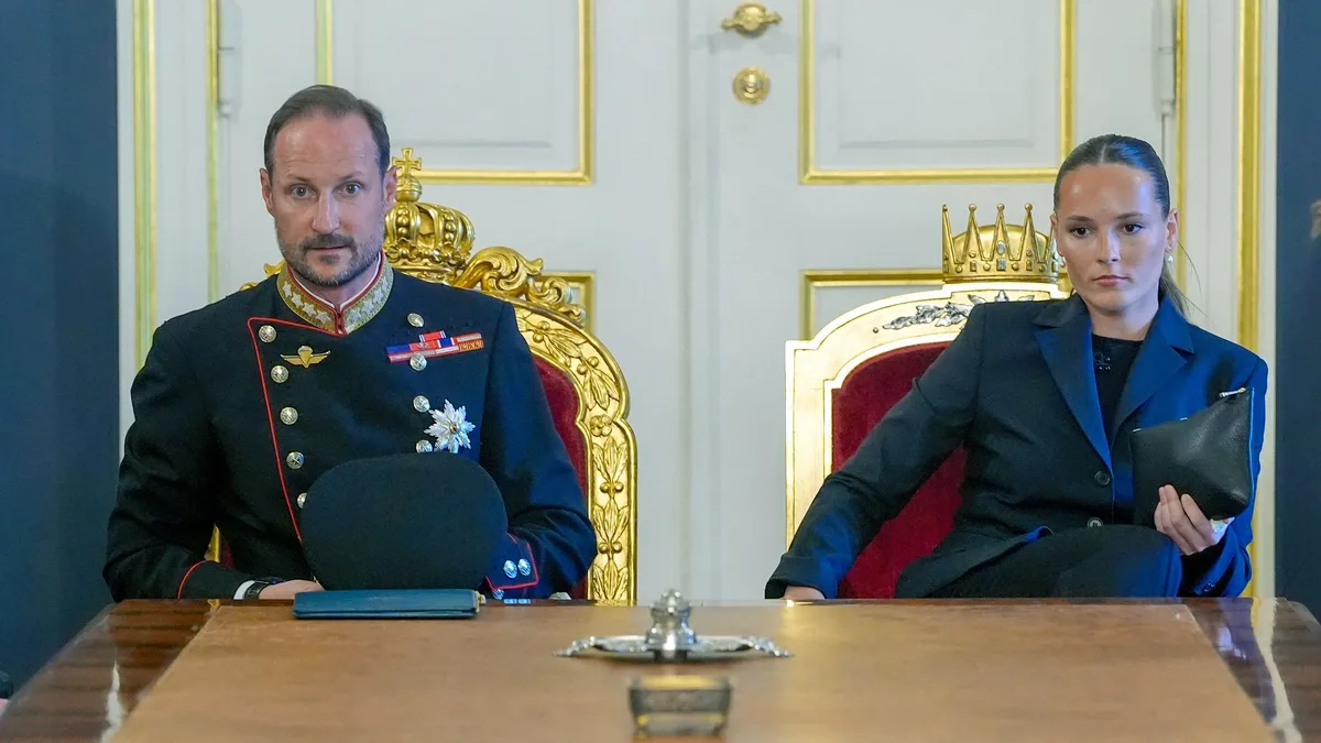 Así será hoy el debut de Haakon como Rey: su primera y obligada agenda acompañado por su hija, la princesa Ingrid, entre el dolor y el deber