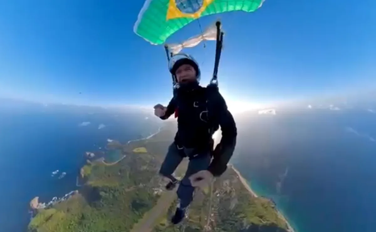Waldonys comemora 54 anos com salto de paraquedas em Fernando de Noronha; VÍDEO