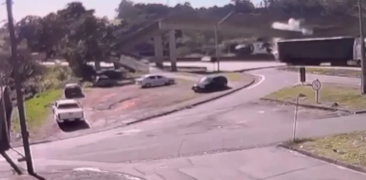 Passarela desaba no interior de SP e mata dois; veja vídeo
