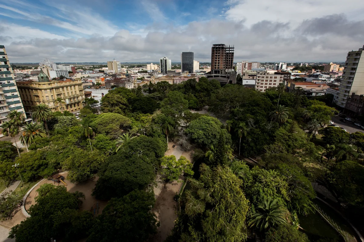 Homem é preso suspeito de abusar de mulher desacordada em praça no RS