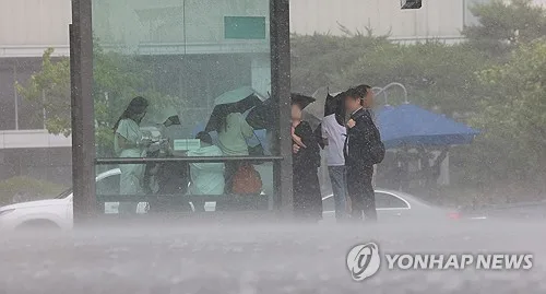 전북, 낮 최고 34도 찜통더위에 곳곳 소나기