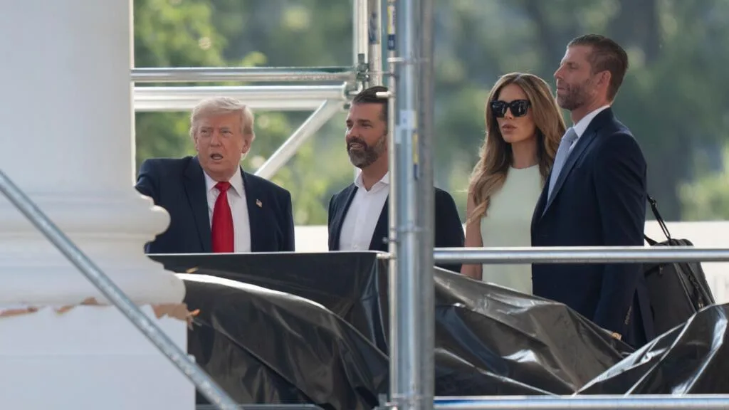 États-Unis: Donald Trump et sa famille investissent massivement dans l’IA, que le président refuse de réguler