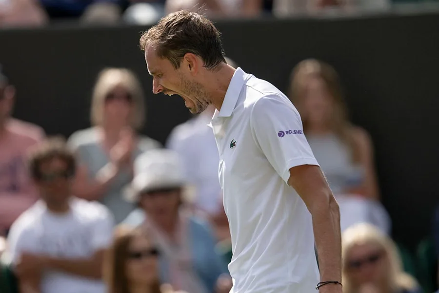 Medvedev segue em má fase e cai na estreia em Winston-Salem