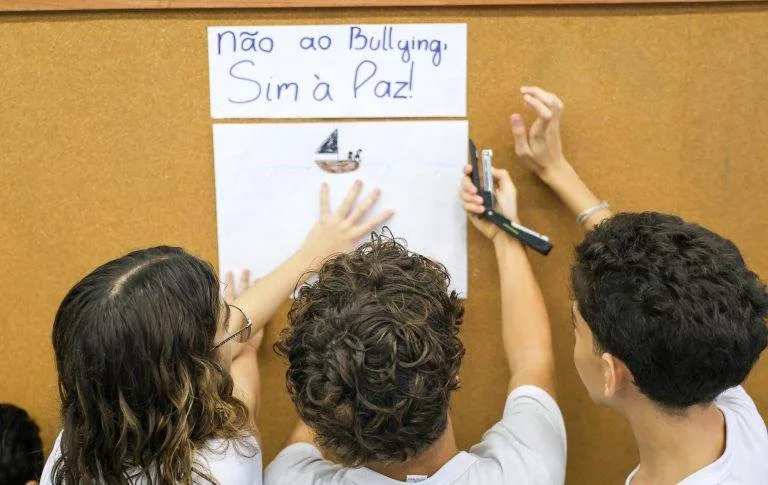 Colégio particular de Salvador é acusado de expulsar aluno vítima de bullying