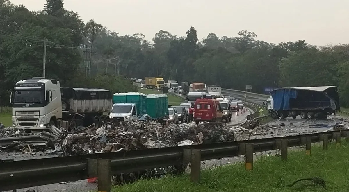 Acidente na Raposo Tavares deixa feridos graves e interdita rodovia em Aracoiaba da Serra