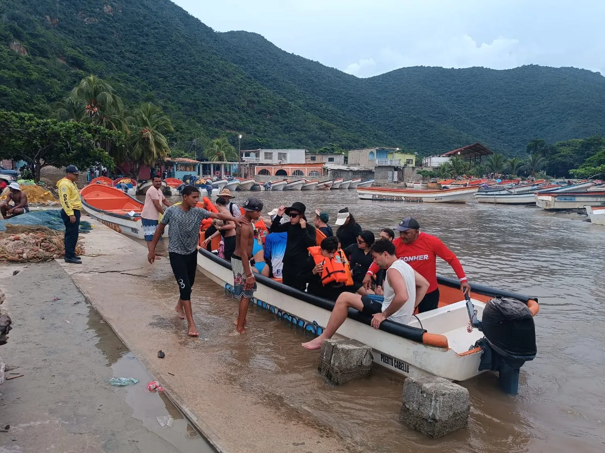 Activan evacuación marítima para turistas varados en Choroní tras derrumbes en la vía