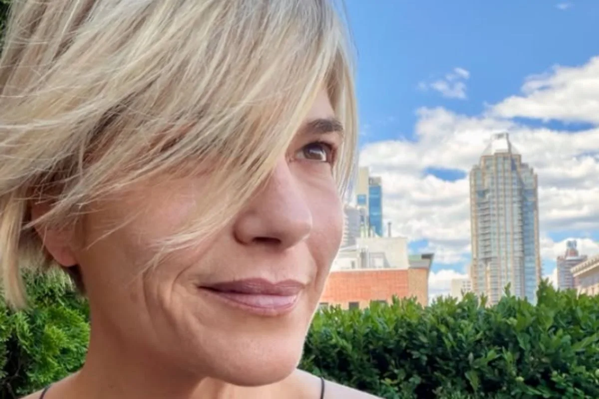Selma Blair, de Legalmente Loira, é presa após morder comissária em voo