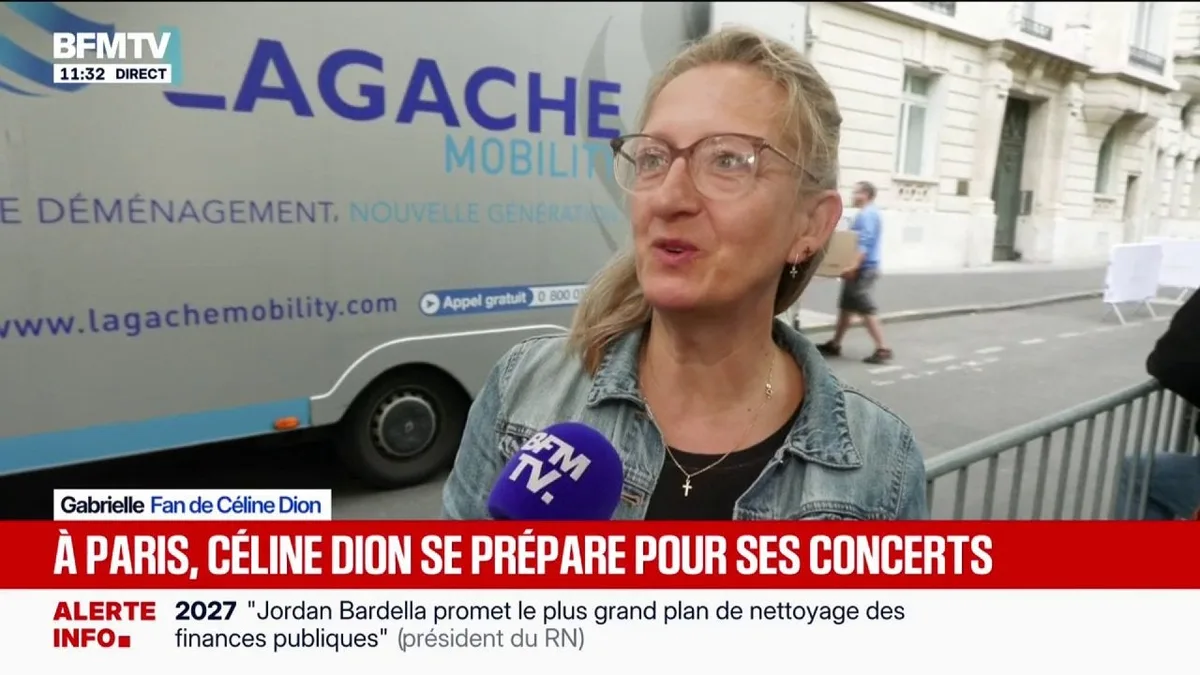 Les fans de Céline Dion attendent la chanteuse devant le Royal Monceau en espérant croiser leur idôle