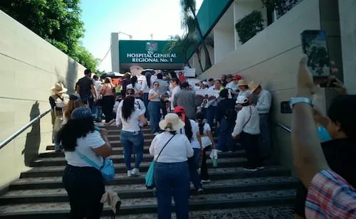 Personal del IMSS en Culiacán marcha por mejores prestaciones y abasto de medicamentos; denuncian sobrecarga laboral