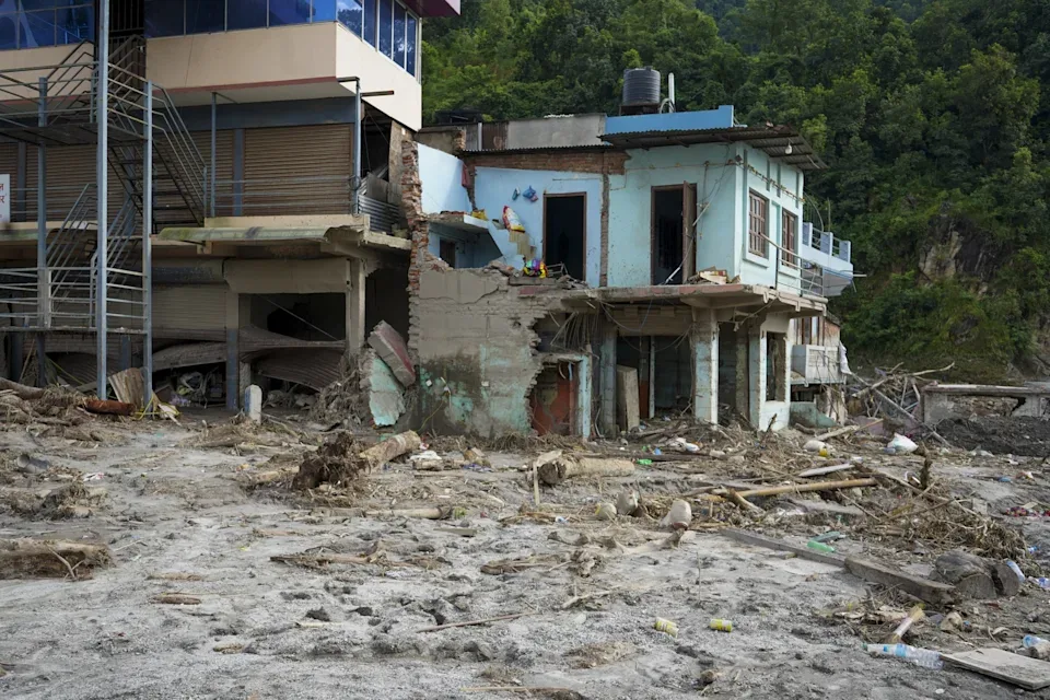 Nepal y China elevan a 1.225 los muertos al cumplirse una semana de operaciones tras el deslave
