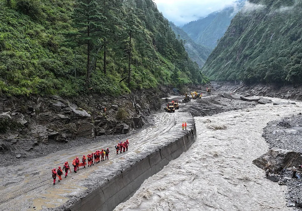 Nepal advierte del colapso de un lago en el Tíbet y urge a los rescatistas a buscar refugio