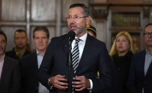 Captan a ministro de Vivienda de Colombia en la playa en plena crisis por terremoto; afirma que vio a su familia y siguió trabajando