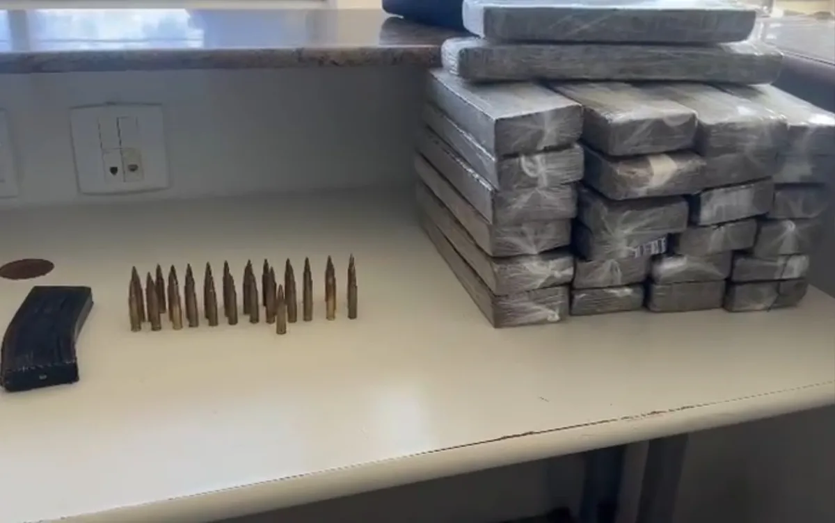 Passageira é presa com 26 kg de droga, carregador de fuzil e munições em ônibus na Bahia