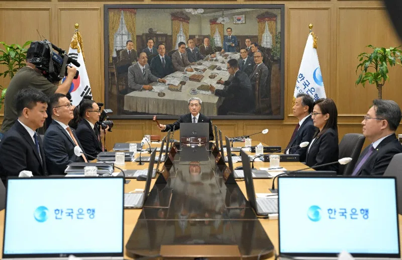 [사설]기준금리 이례적 2연속 인상… 2000조 가계부채 비상