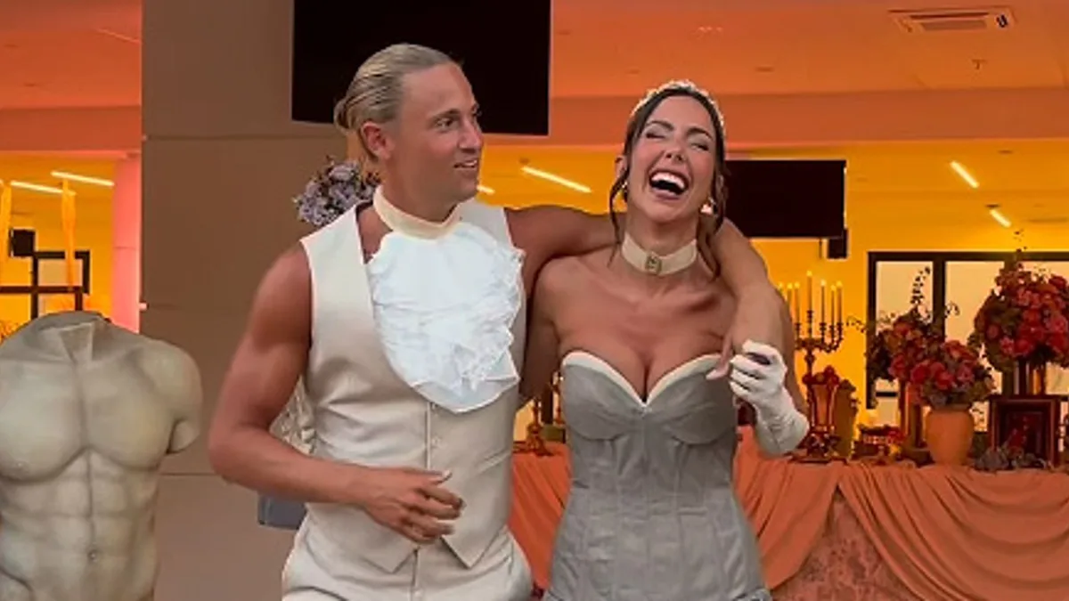 Paddy Noarbe zanja las críticas en su 30 cumpleaños con un fiestón al más puro estilo 'Bridgerton' y un beso de película con Marcos Llorente