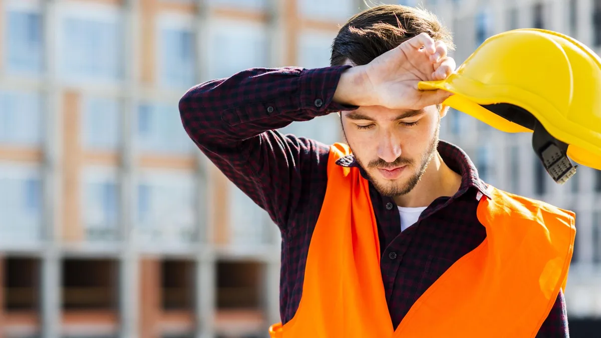Los albañiles coinciden: trabajar con 40 grados y equipo de protección convierte la obra en una prueba para el cuerpo