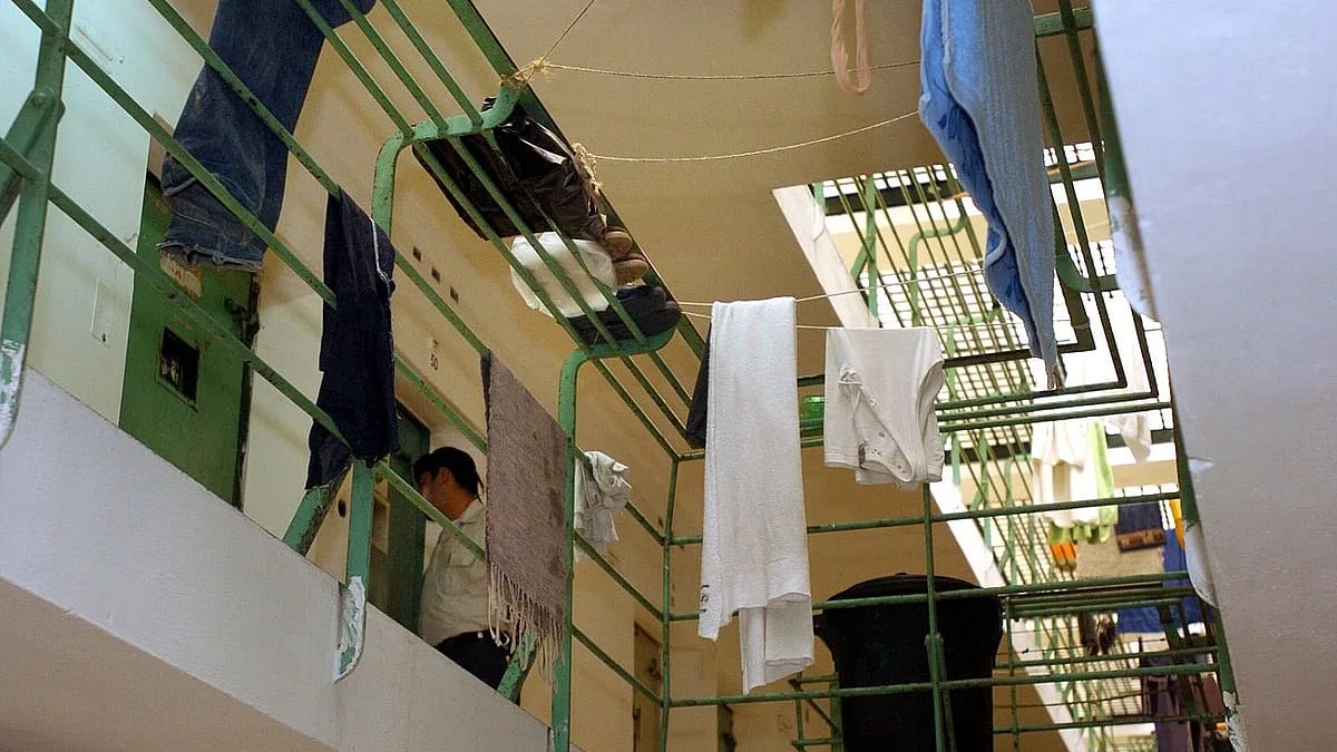 Guardas prisionais permitem agressões bárbaras a recluso