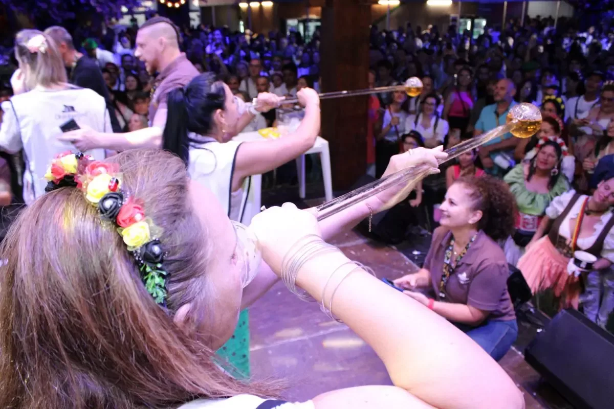 Chope em metro, brincadeira mais antiga da Oktoberfest, vira patrimônio cultural de Blumenau