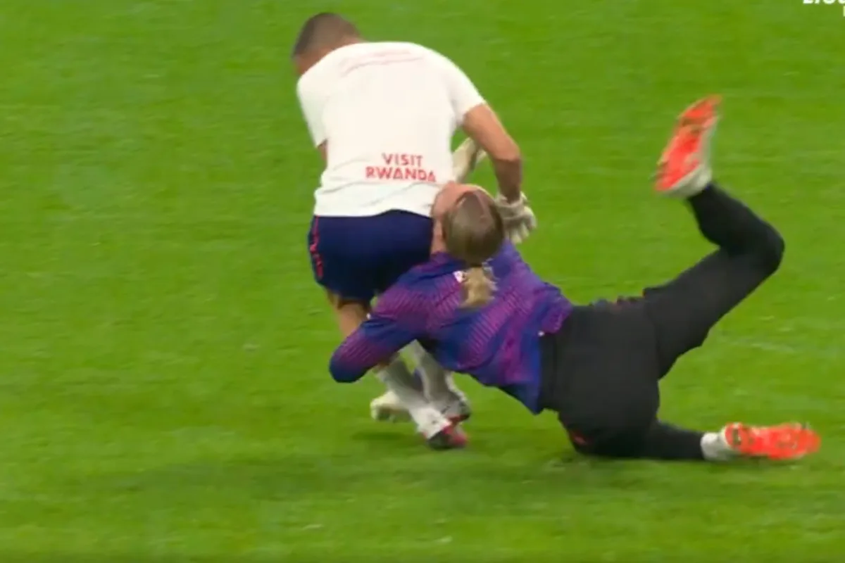 Goleiro do PSG, Safonov se lesiona ao bater a cara na bunda de companheiro