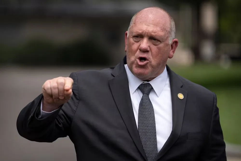 Tom Homan defendió el uso de guantes eléctricos de ICE para detener migrantes