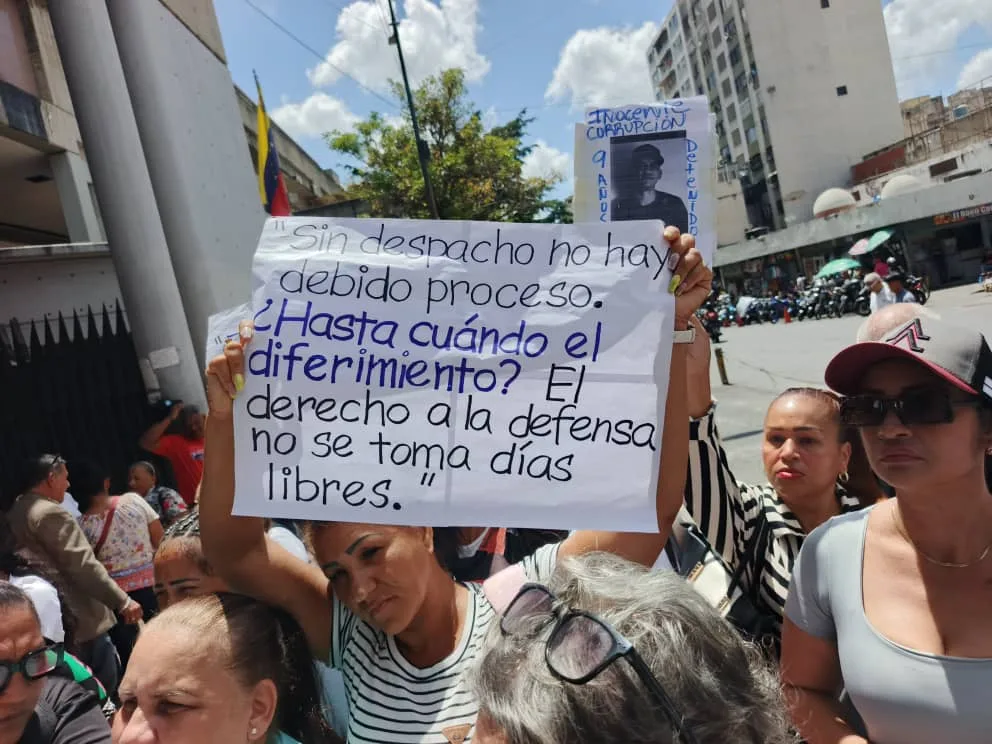 Familiares de presos comunes exigen que “el renacer de La Guaira” alcance a los tribunales penales