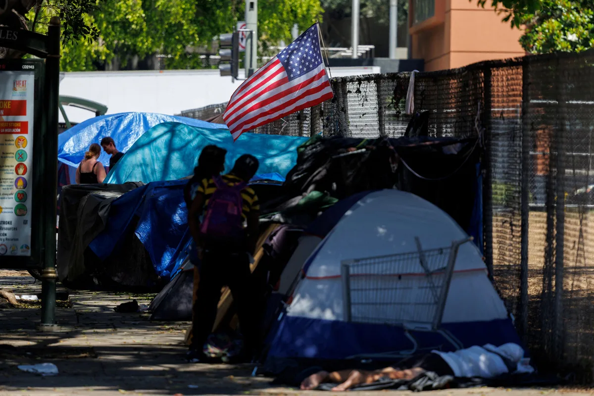 Los Ángeles elimina las prohibiciones de acampar para personas sin hogar en Hollywood, Echo Park y Silver Lake