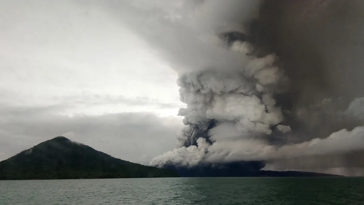 El volcán Anak Krakatoa: nació después de una de las peores catástrofes de la historia y ahora vuelve a amenazar al mundo