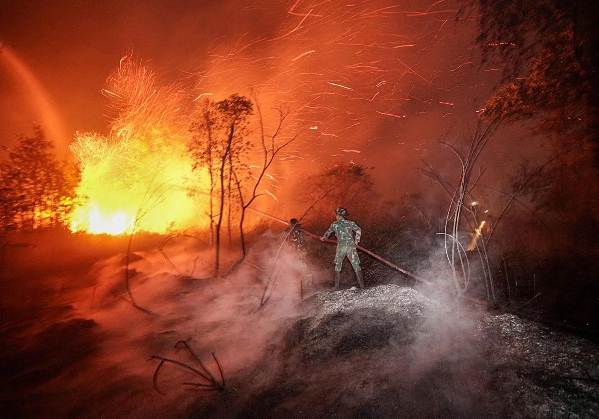 Indonesia rociará el cielo con hielo seco para dispersar el humo de los incendios