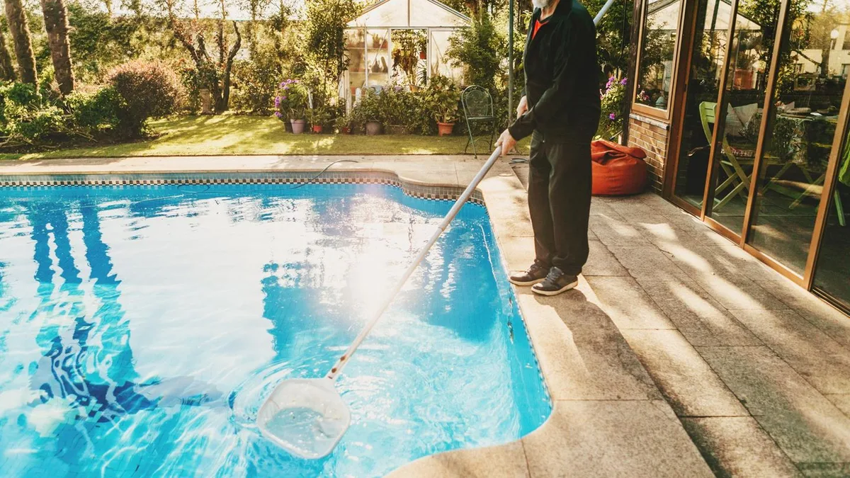 Sauberer Badespaß: Pool reinigen: So werden Boden, Wände und Wasser wieder sauber