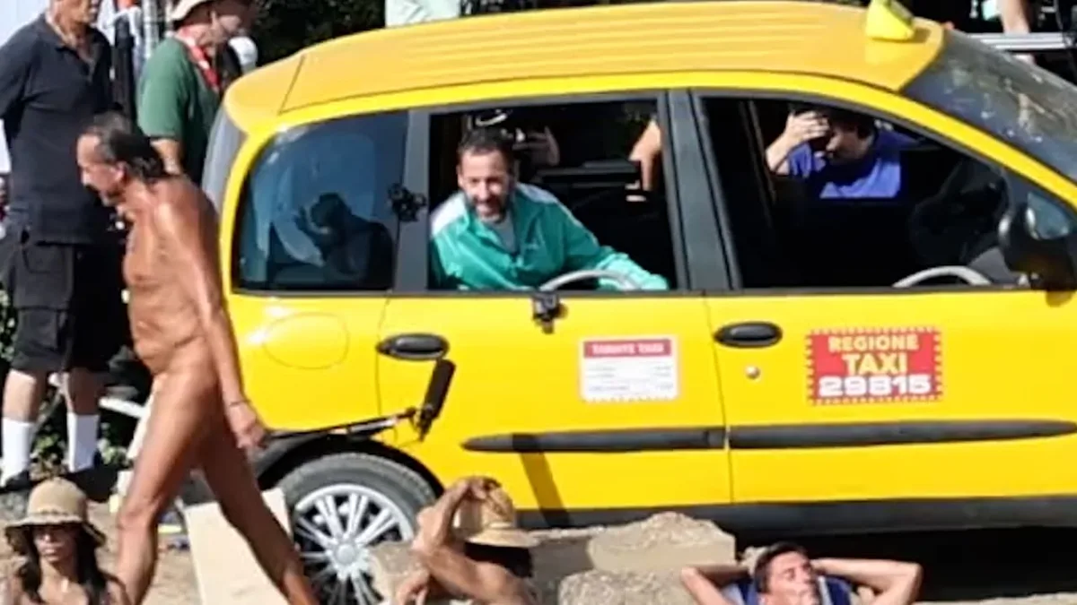 Adam Sandler dreht am FKK-Strand - Dieser Einweiser ist für’n Ar…