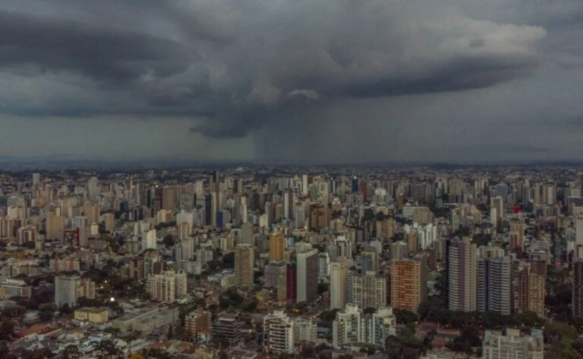 Regiões do Paraná entram em alerta vermelho para tempestades nesta sexta-feira; veja lista de cidades