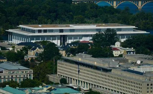 Juez dictamina que no puede volver a usarse el nombre de Trump en el Centro Kennedy; junta directiva acuerda cerrarlo por reformas