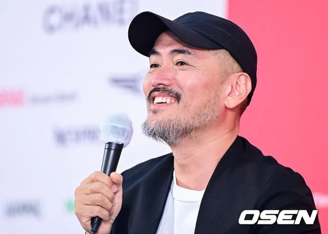 [사진]미소와 함께 답변하는 영화 '긴긴밤' 염규복 감독