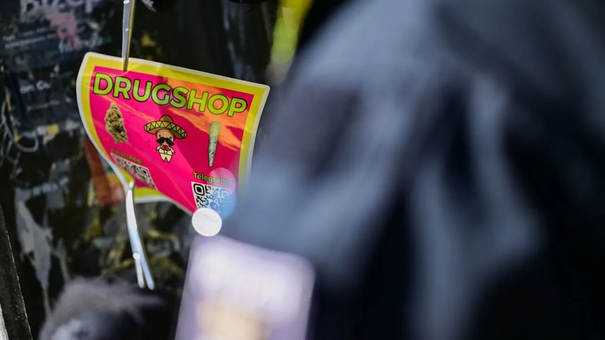 Rauschgiftkriminalität: Drogen-Werbung mit Gratisprobe, Visitenkarte und Sticker