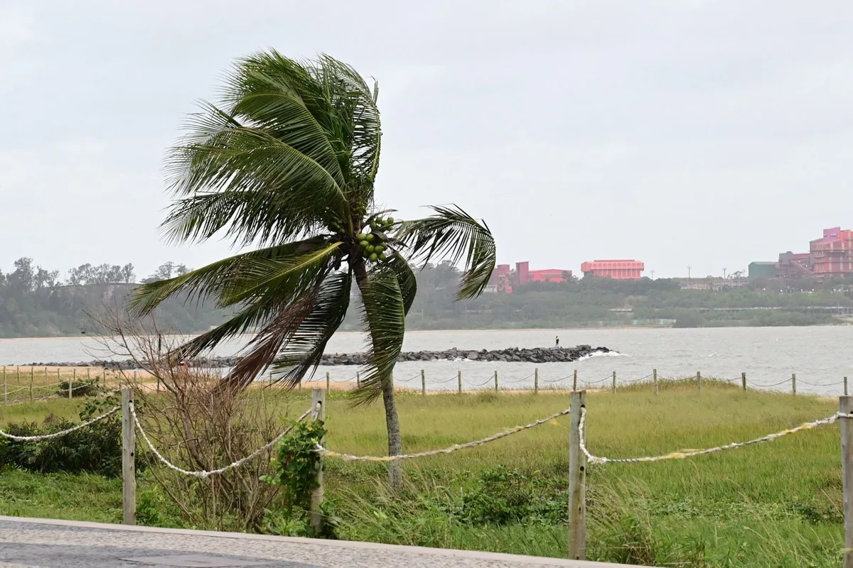 ES tem alerta de vendaval e Marinha prevê ventos de até 74 km/h no litoral