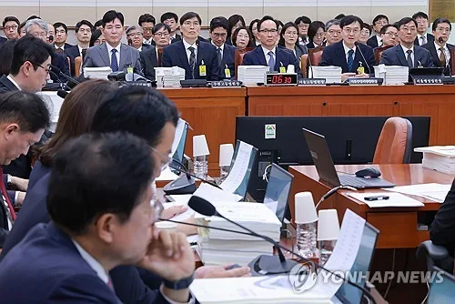 野 "직무 유기"·與 "헌법적 판단"…'李대통령 재판중단' 공방