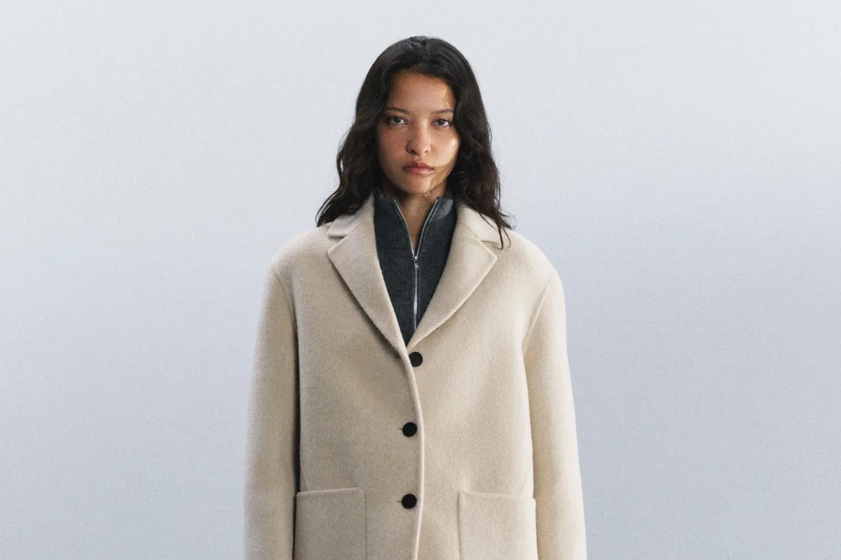 Acaban de llegar a Zara las novedades de la semana con aroma a otoño: abrigos cortos, cazadoras bomber, chaquetas de punto y mucho más