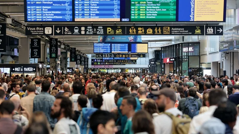 Le ministre des Transports annonce que le trafic est interrompu à la gare Montparnasse pour une durée de trois heures après une "panne d'installation électrique"
