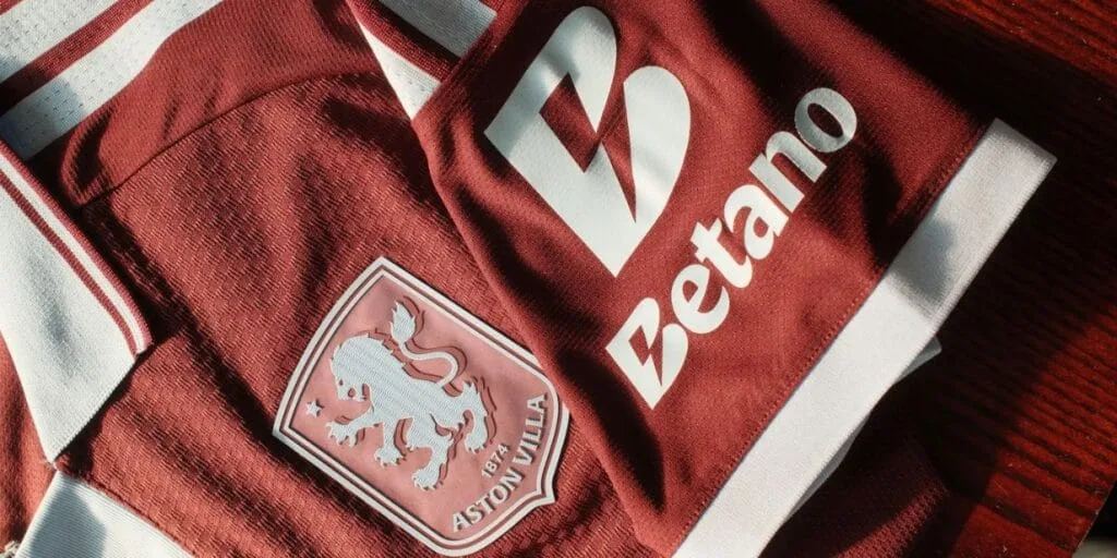 Mesmo proibida no máster, Premier League mantém forte presença de apostas nas camisas
