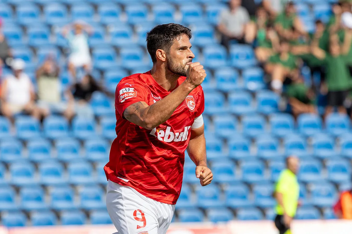Gonçalo Paciência volta a marcar e Santa Clara vence Famalicão na I Liga