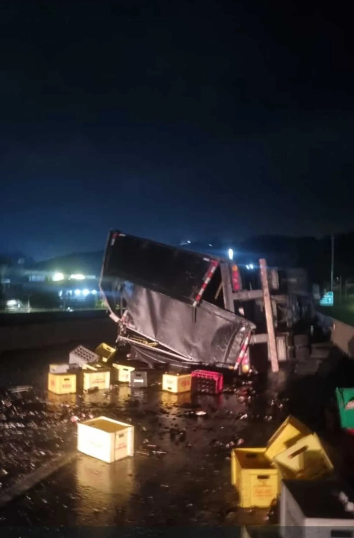Caminhão carregado com cerveja tomba e interdita trecho da Via Dutra, em Barra Mansa