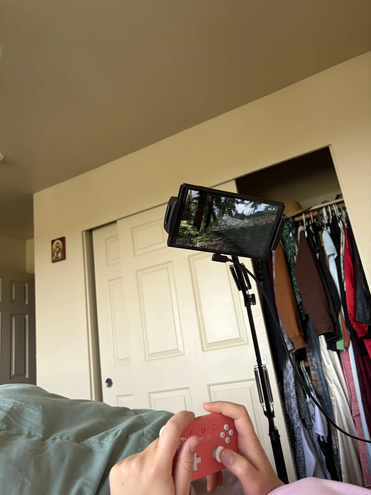 Ela queria jogar Nintendo Switch confortavelmente na cama e encontrou a solução em um acessório para Kindle